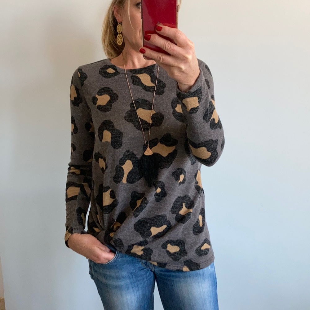 🚫SOLD🚫Leopard Print, Side Twist Tunic Top - Picture 2 of 9